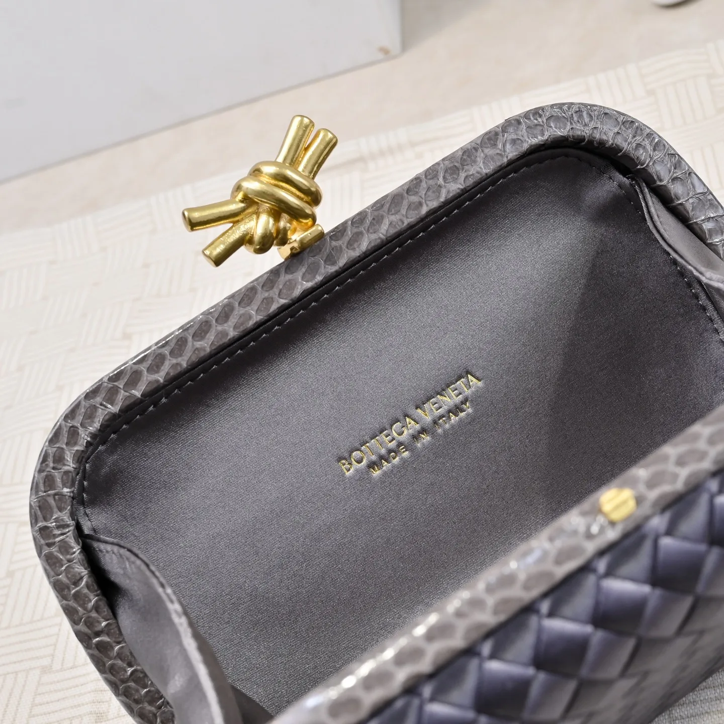 Batch 1460 #BV Knot woven evening bag series ~ Each bag reveals exquisite elegance💫Iconic classic silk weaving➕snake skin trimming with knot buckle, soft and delicate feel. The design is small and exquisite, low-key without logo, elegant and elegant. Paired with evening dress or cheongsam, it has the atmosphere of a famous and wealthy lady. Full of aura and invincible texture💃 Model: 7622 Dimensions: 20x12x5.5